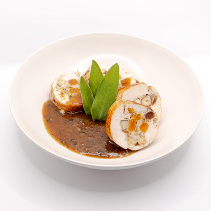 Hähnchenbrust gefüllt mit Nüssen & Trockenfrüchten an Salbeisoße