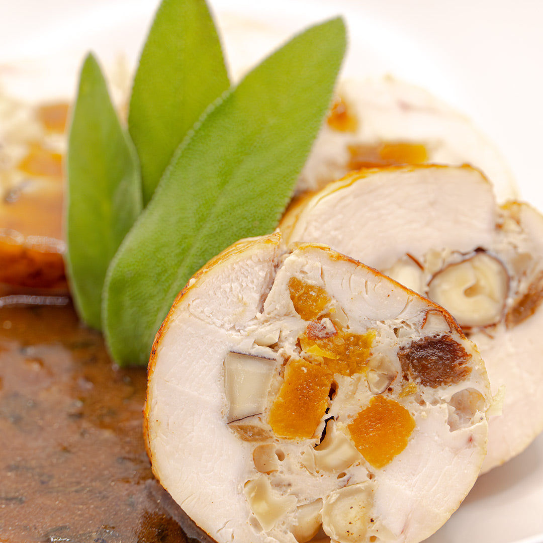 Hähnchenbrust gefüllt mit Nüssen & Trockenfrüchten an Salbeisoße