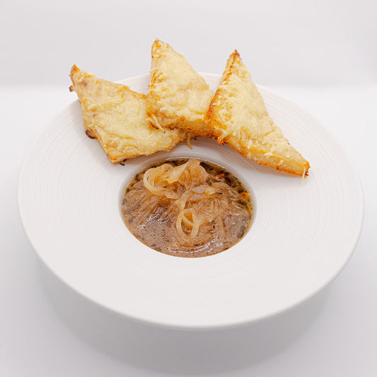 Klare Zwiebelsuppe mit Käsecroutons