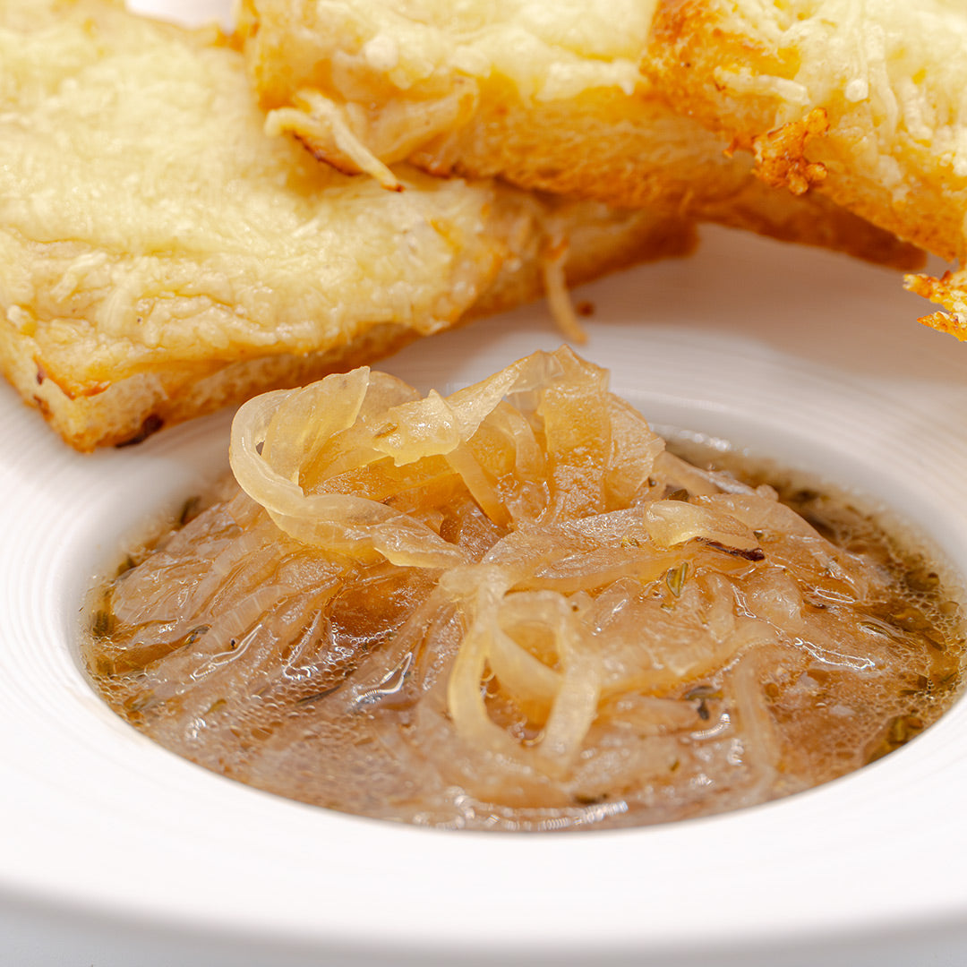 Klare Zwiebelsuppe mit Käsecroutons